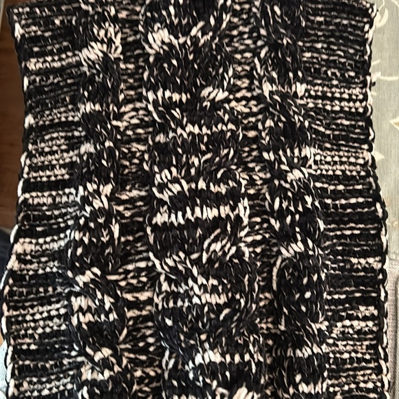 Black-and-white infinity scarf - Picture 2 of 3